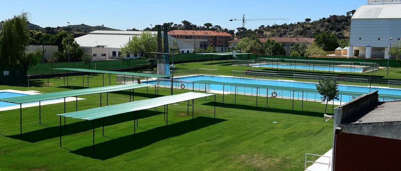 Vista de la piscina de verano de Plasencia, que tendrá vigilancia las 24 horas.