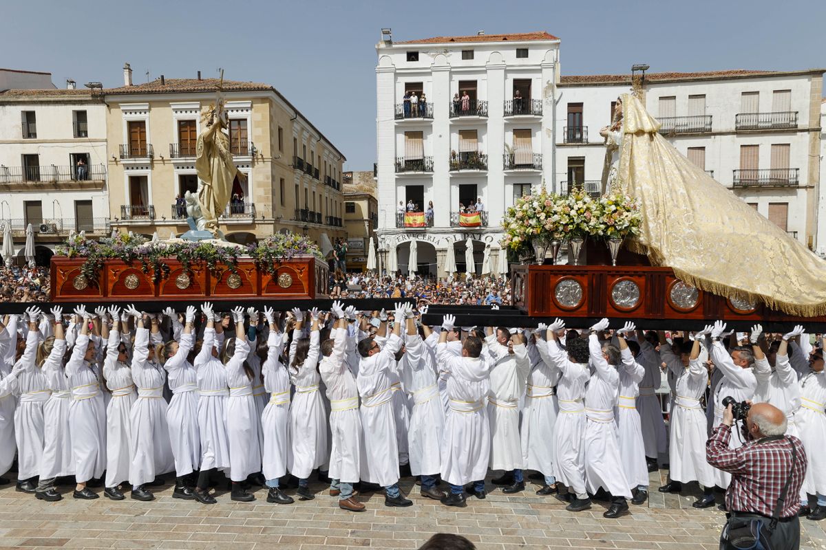 Cáceres cierra una espectacular Semana Santa con el Encuentro en la plaza Mayor