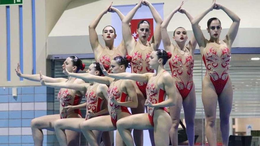 Las nadadoras ourensanas, durante la tercera edición del campeonato de España de figuras y rutinas técnicas. // FDV
