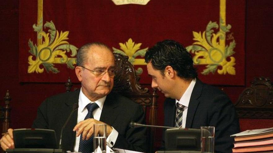 El edil Raúl Jiménez conversa con el alcalde.