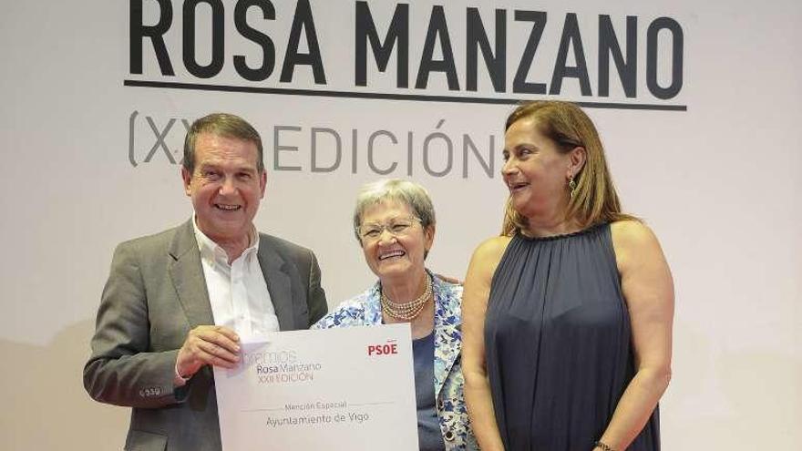 Caballero y Silva recogen el diploma de Igualdad del PSOE. // PSOE