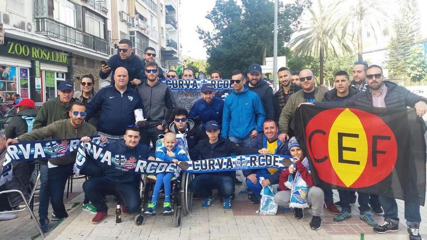 Pablo, con aficionados, en los aledaños de La Rosaleda.