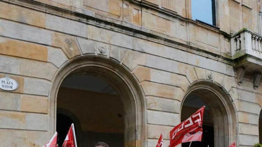 Protesta laboral ante el Ayuntamiento.