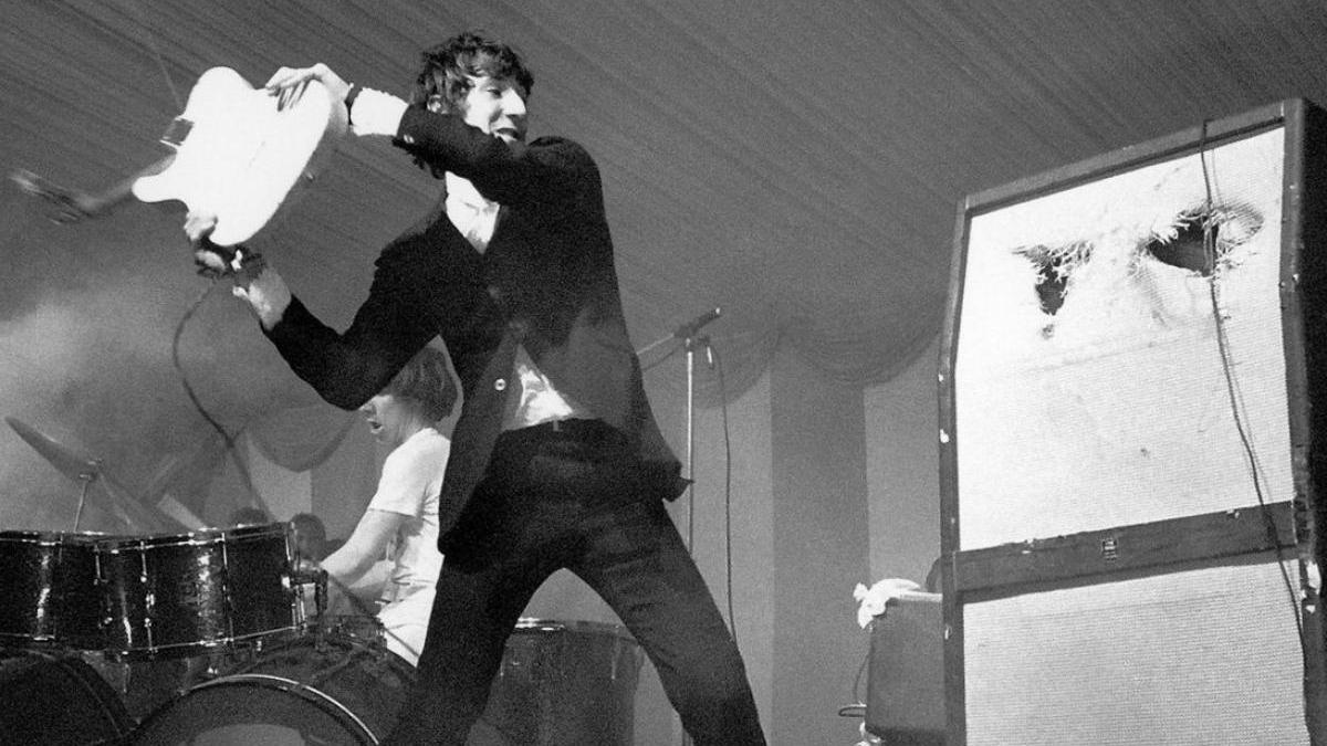 Pete Townshend destrozando una guitarra durante un concierto