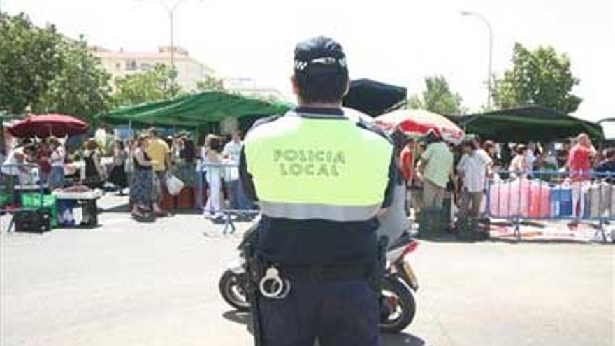 La policía local inspecciona 117 puestos del mercadillo de Suerte de Saavedra