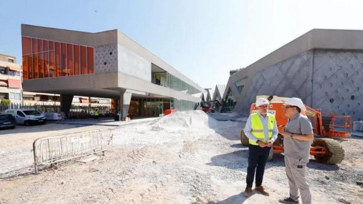 El alcalde accidental de Zaragoza, Alfonso Mendoza, visita las obras del nuevo centro