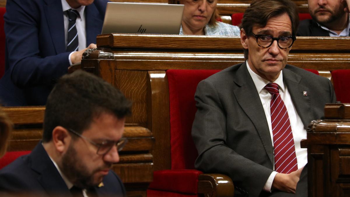 El líder del PSC i cap de l'oposició, Salvador Illa, observa el president de la Generalitat, Pere Aragonès, durant el ple del Parlament