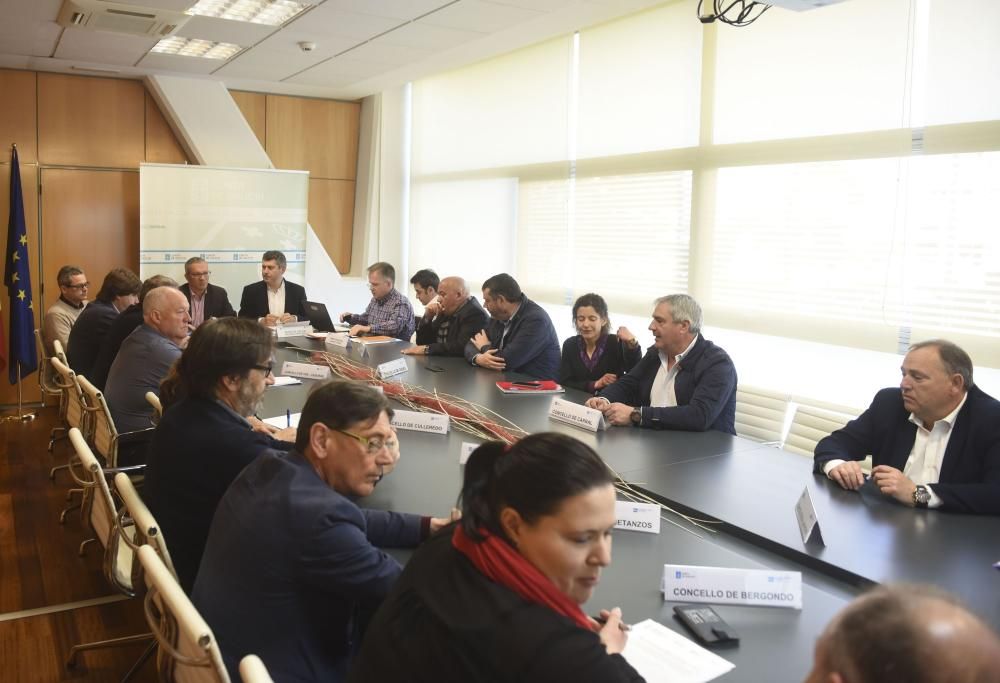 Cuatro alcaldes plantan a la Xunta