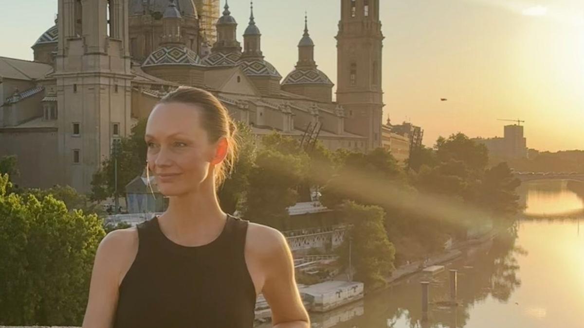 Olga Gudnikova en el Puente de Piedra con el Pilar al fondo, uno de sus rinconces favoritos.