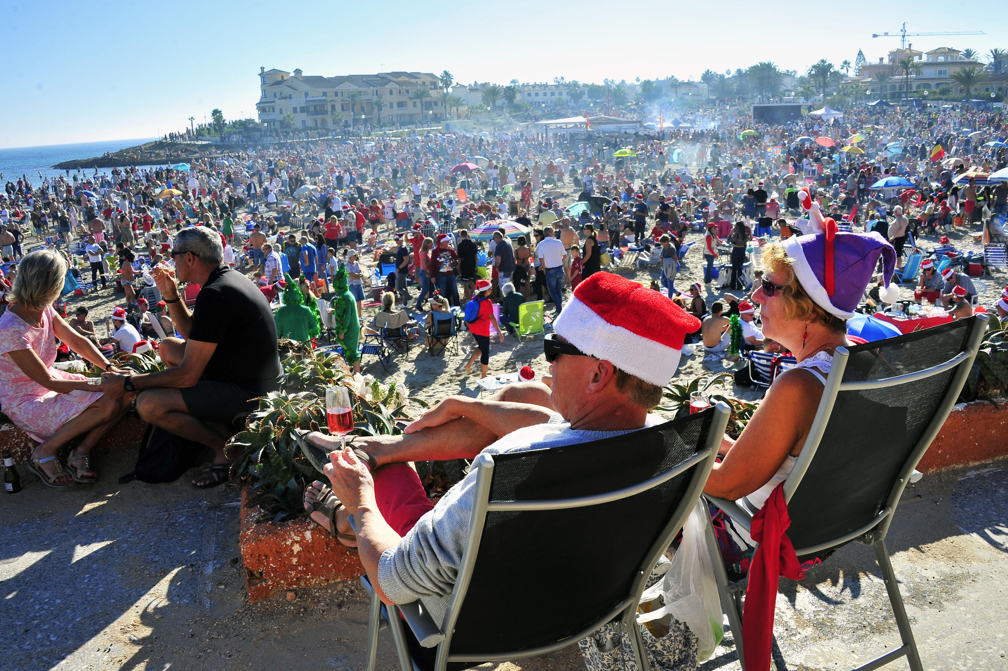 Miles de residentes europeos celebran el día de Navidad en la playa de La Zenia de Orihuela.
