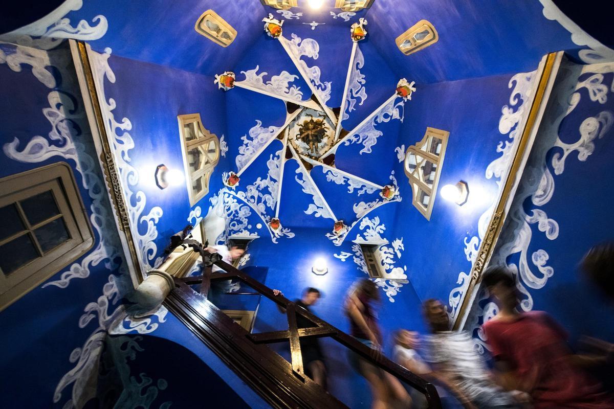 Imagen de la escalera interior del edificio de Can Negre, obra del arquitecto catalán Josep Maria Jujol