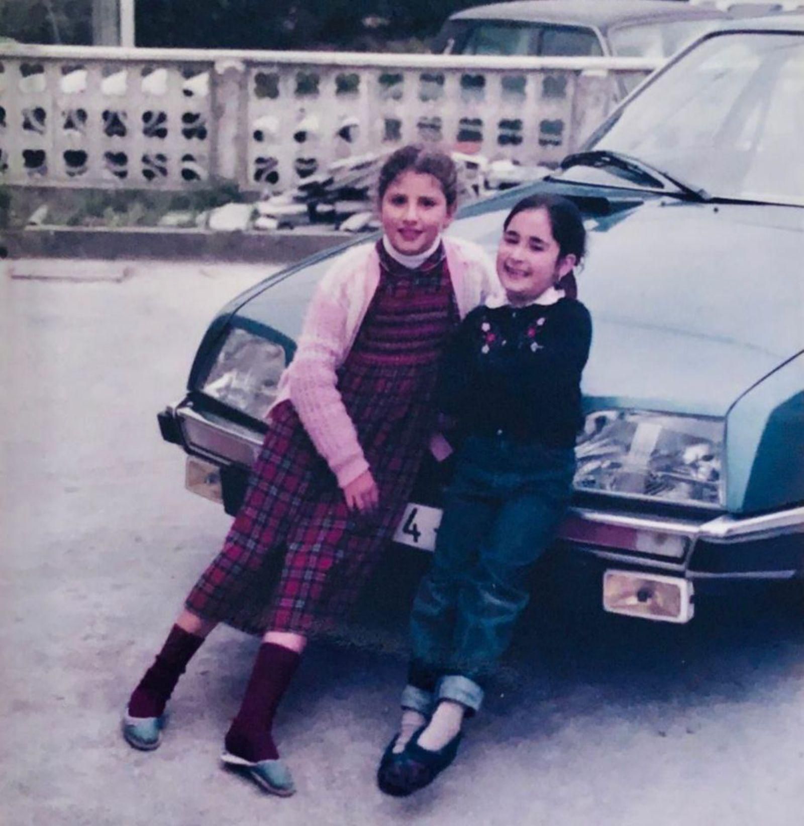 La madre de Álex López y una prima, de niñas, junto al coche.