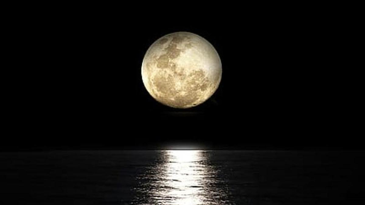 Luna llena sobre el mar Mediterráneo.