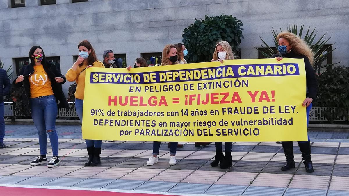 Un momento de la proptesta de funcionarios en Canarias este lunes, 11 de enero.
