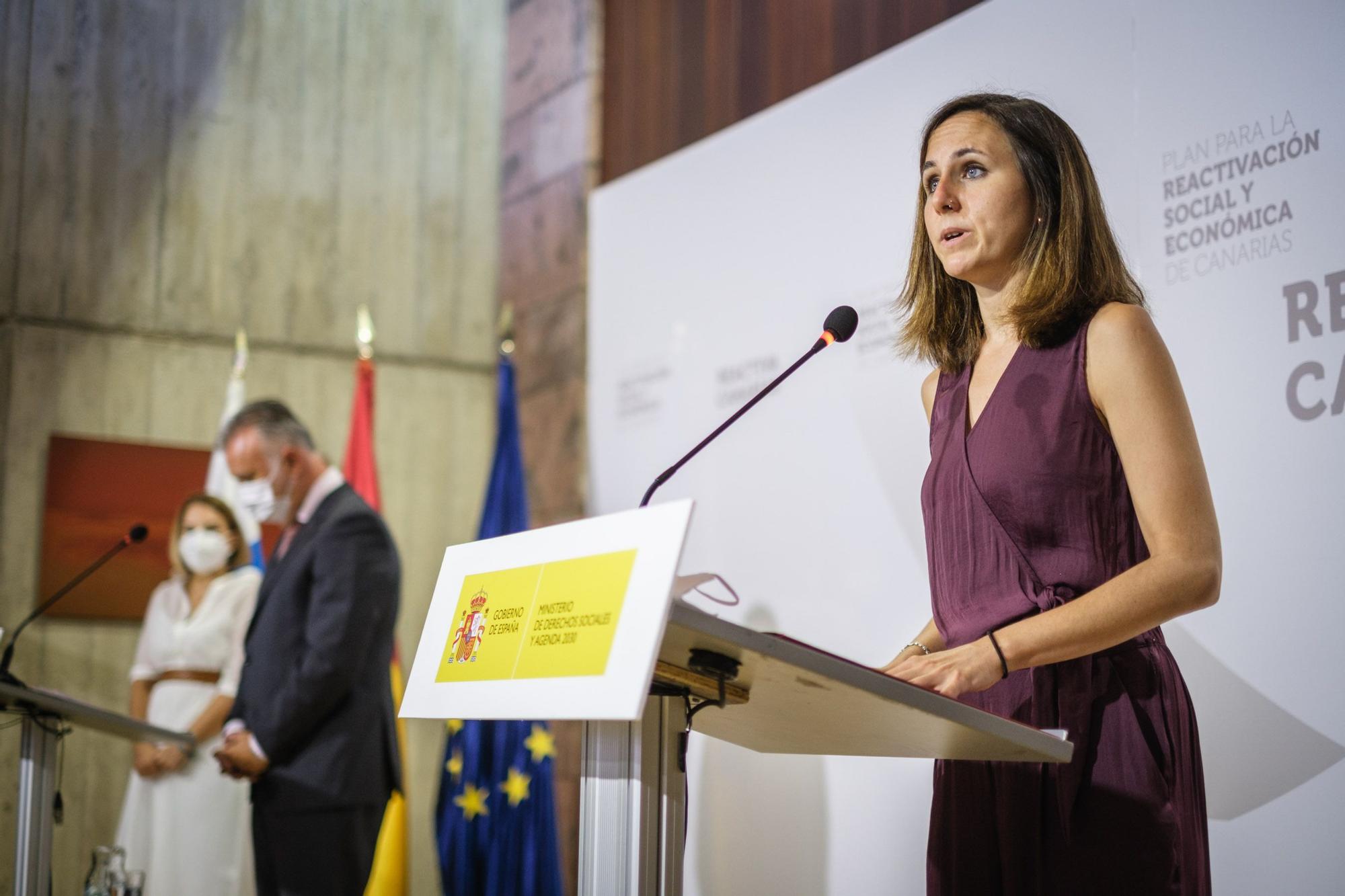 El presidente de Canarias, Ángel Víctor Torres,y la ministra de Derechos Sociales y Agenda 2030, Ione Belarra, firman el convenio