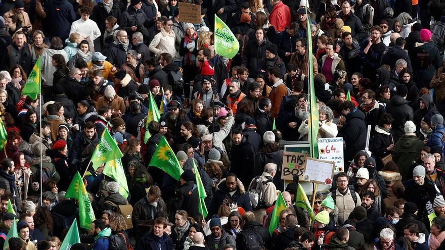 Huelga general y paros ilimitados en sectores clave: los sindicatos suben la presión sobre Macron