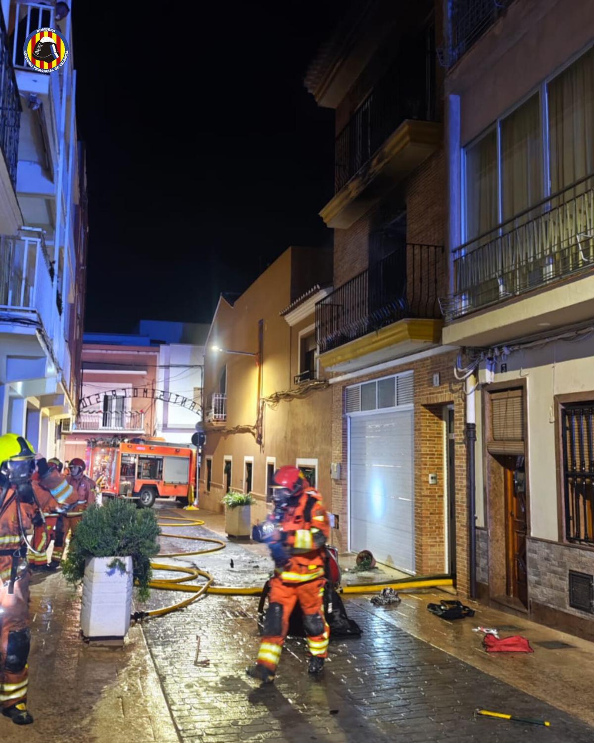 Una pareja es salvada por la Policía Local y vecinos en un incendio declarado en l'Alcúdia de Crespins