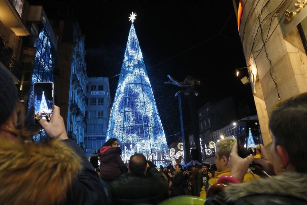 Ya es Navidad en Vigo: 10 milllones de luces para marcar una historia. // A. Villar | J. Lores | J. Álvarez | C. Delgado | M. Romero