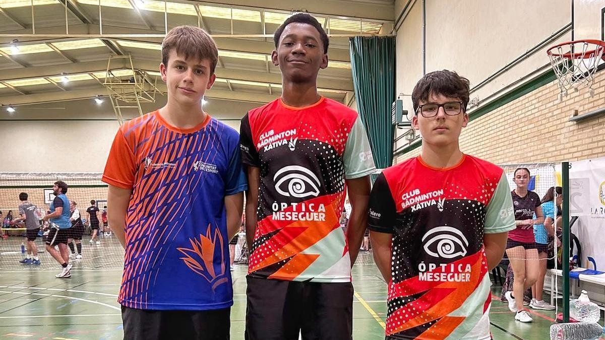 Los tres deportistas del Bádminton Xàtiva que han disputado el torneo de La Roda, logrando tres medallas.