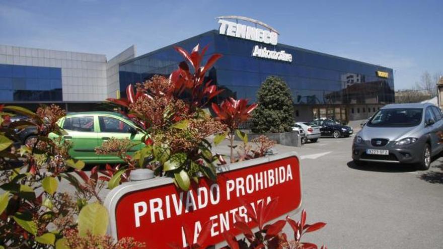 Fábrica de Tenneco, en la carretera de Oviedo, a la entrada del barrio de Santa Bárbara.