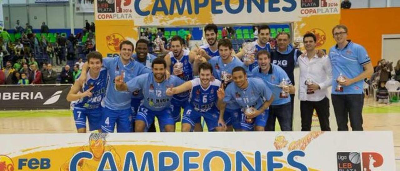 La plantilla del Marín Ence Peixegalego posa con las copas obtenidas tras ganar la final en Ávila. // FdV