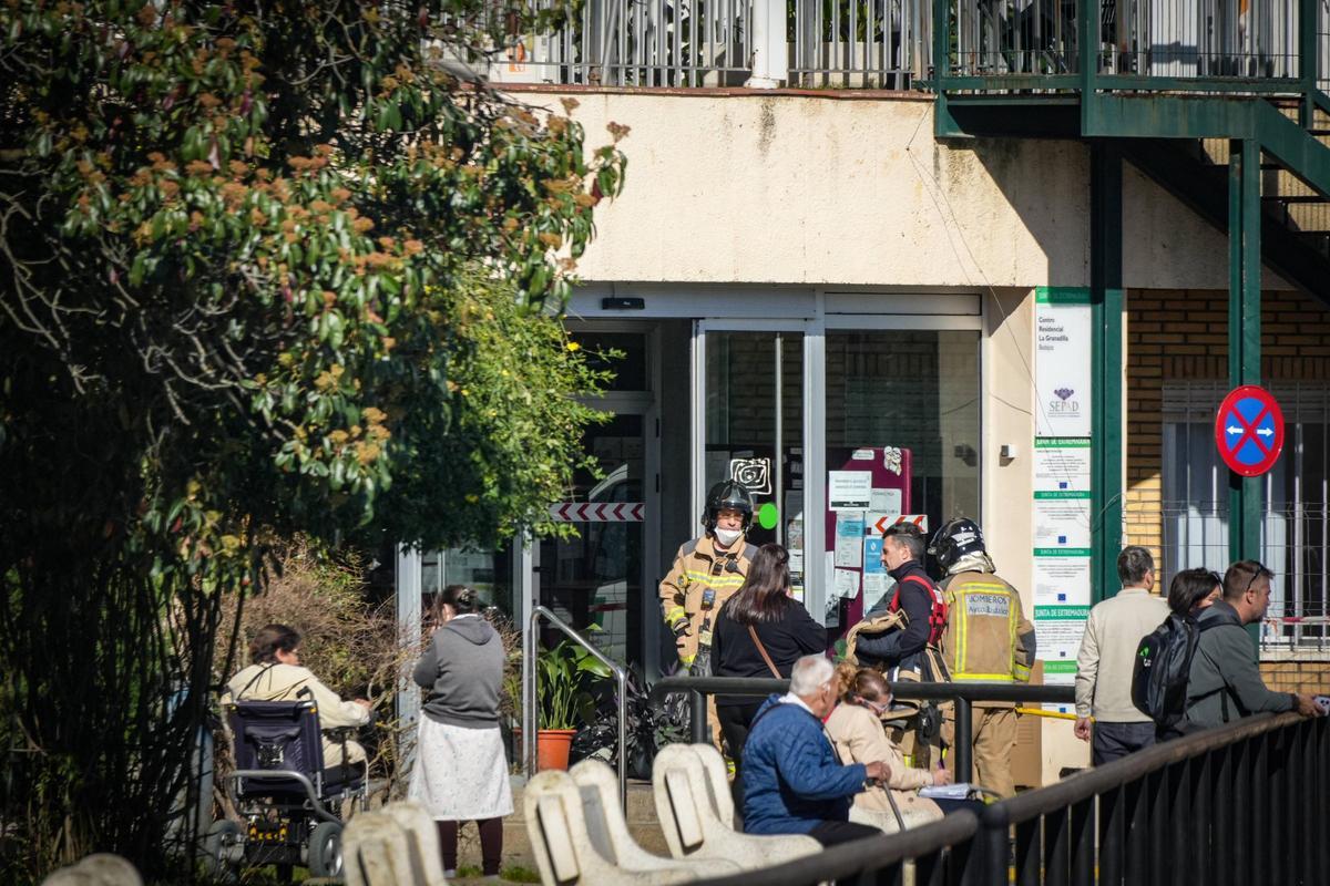 Los bomberos acceden en la residencia La Granadilla de Badajoz este lunes.