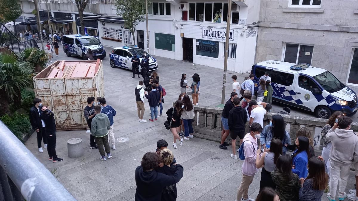 Patrullas de la Policía Local vigilan la calle Teófilo Llorente de Vigo