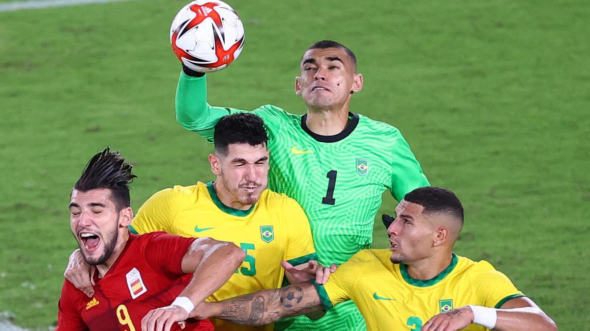 Rafa Mir es sujetado por el cuello en la final