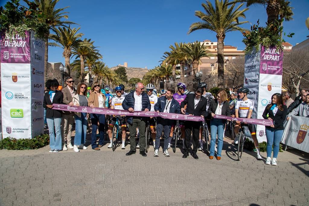 Vuelta Ciclista a Murcia: imágenes de la salida en Jumilla