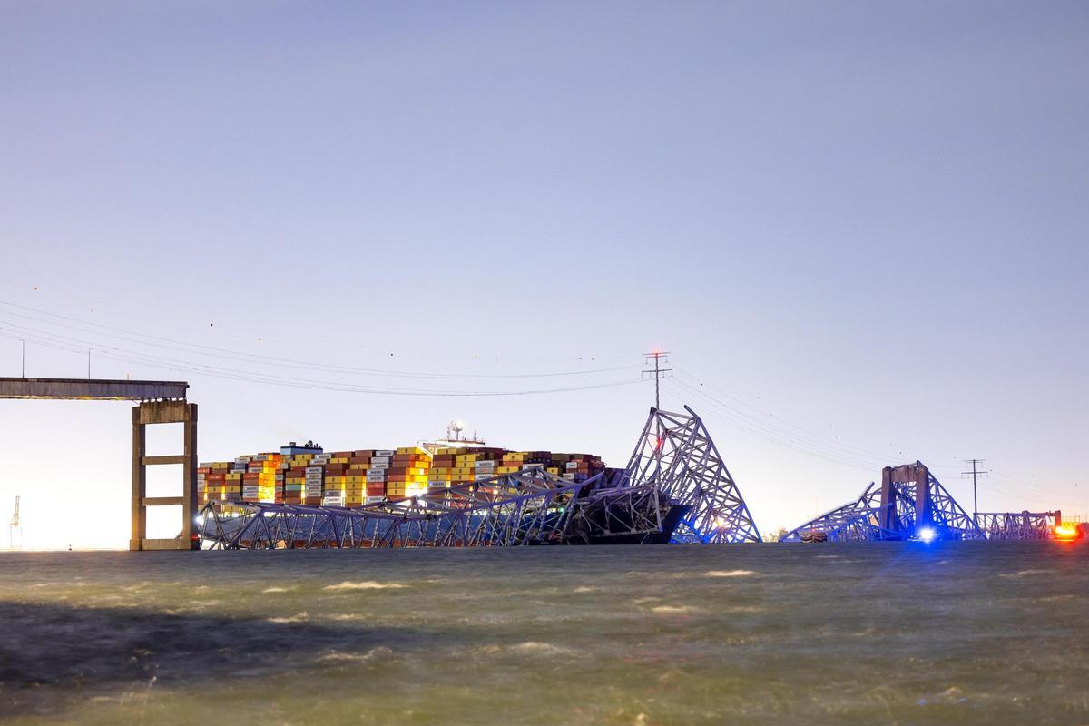 Un barco carguero  impacta contra el puente Francis Scott Key en Baltimore