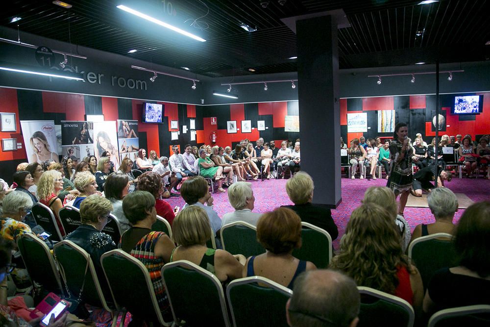 Nueve mujeres del grupo de autoayuda del cáncer de mama Anémona se subieron a la pasarela en Benidorm.