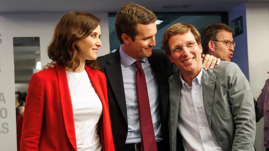 Pablo Casado, con José Luis Martínez-Almeida e Isabel Díaz Ayuso