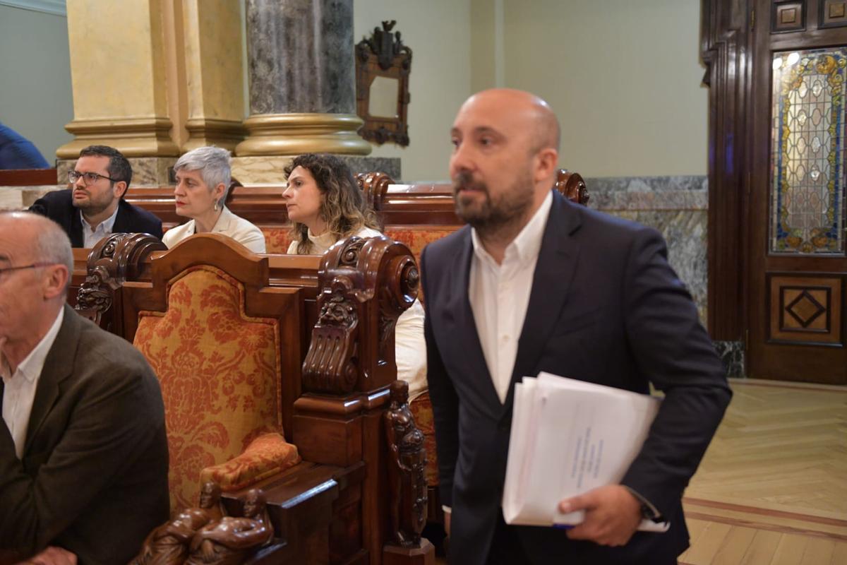 Recibió la aprobación inicial del pleno gracias a los votos favorables del PSOE y el BNG.