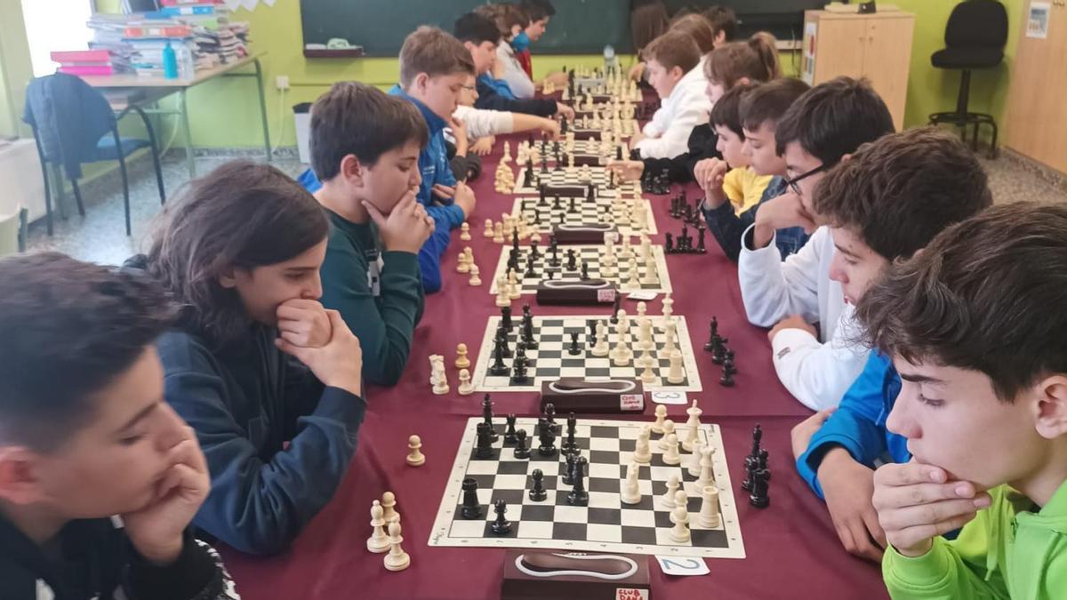 Jóvenes jugadores de ajedrez en la última cita de la liga provincial