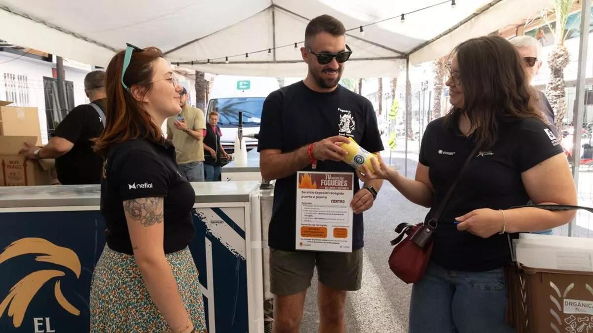 Educadoras ambientales de Netial informan a responsables de barracas y racós del nuevo servicio "puerta a puerta".