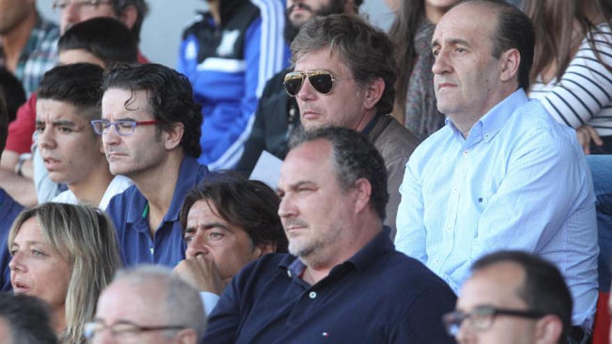 Tomas García, con gafas de sol, es ahora la cabeza más visible.