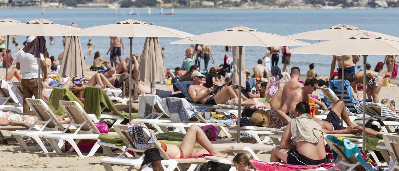 Turistas en la playa del Postiguet de Alicante la pasada Semana Santa