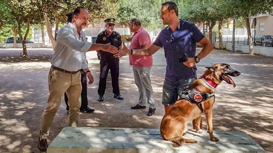 El alcalde de Orihuela, Emilio Bascuñana, saluda al agente de la Policía Local, Rafa Pintor, en presencia de su perro «Rocky».