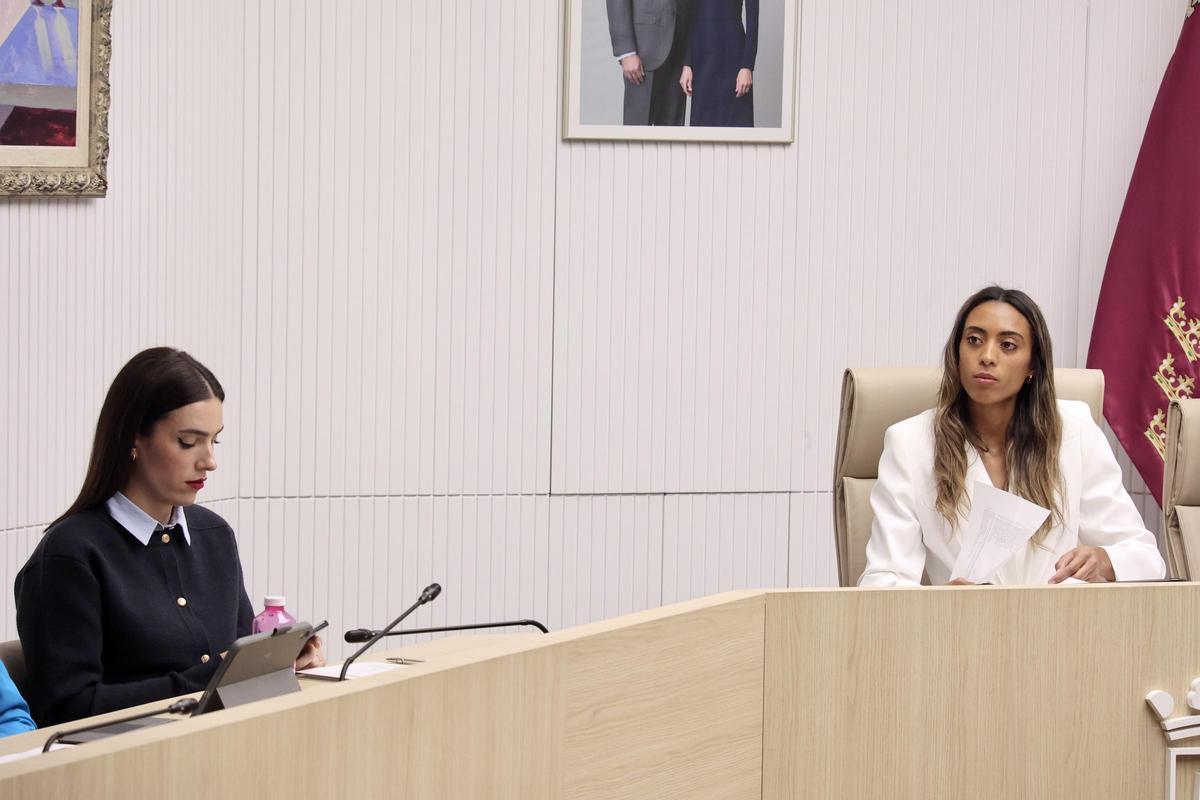 La alcaldesa saliente y la nueva, María Cánovas y Rosa Sánchez, respectivamente, durante el Pleno.