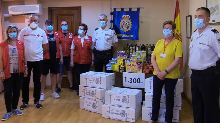 La Policía Nacional de Benidorm dona una tonelada de alimentos a Cruz Roja