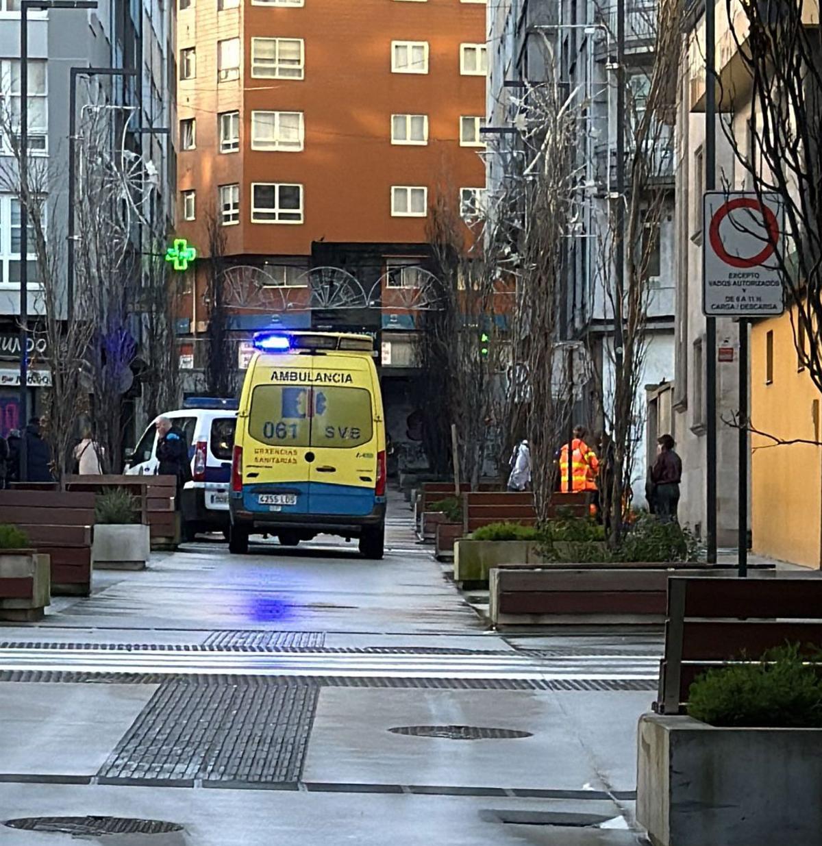 Una ambulancia del 061 traslada a la mujer atropellada por un patinete en Os Mallos.