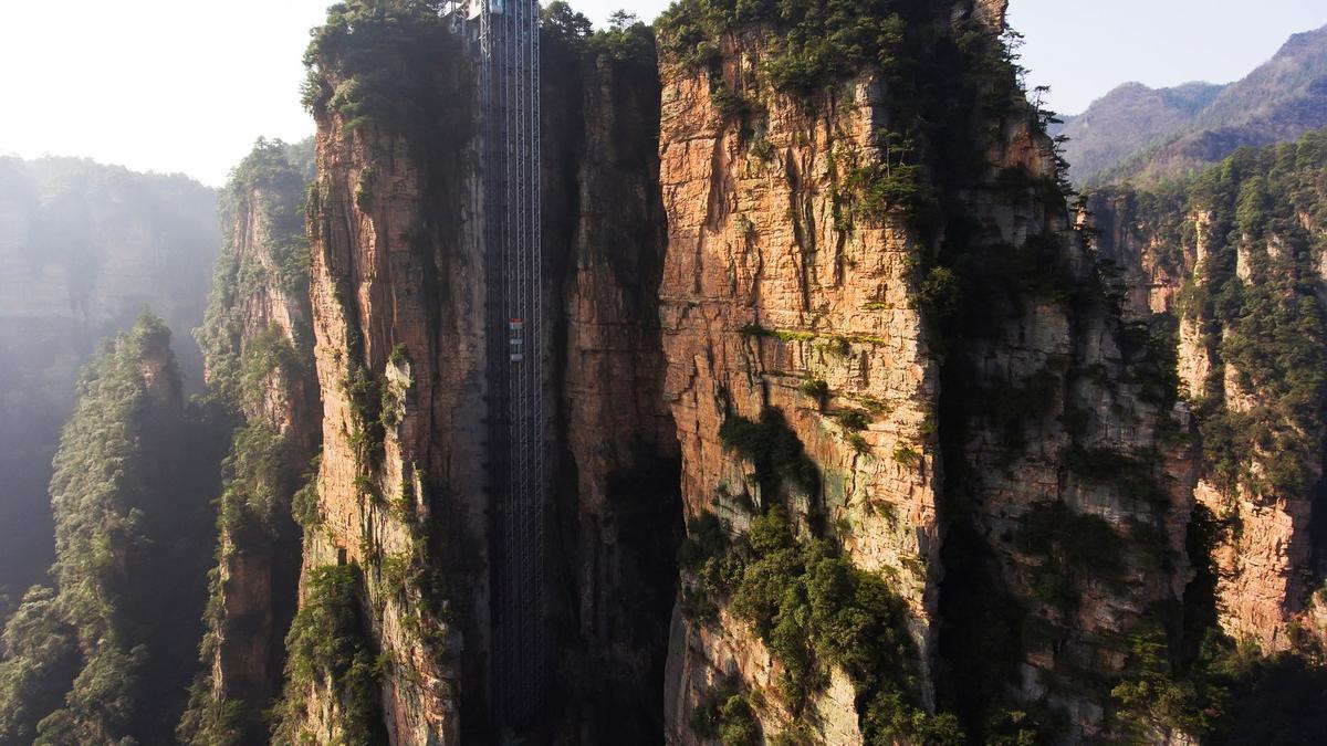 El ascensor exterior más alto del planeta: 326 metros y pasarelas de cristal de vértigo
