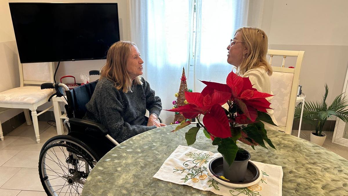Paquita charla animadamente en el salón de su piso con Catalina.