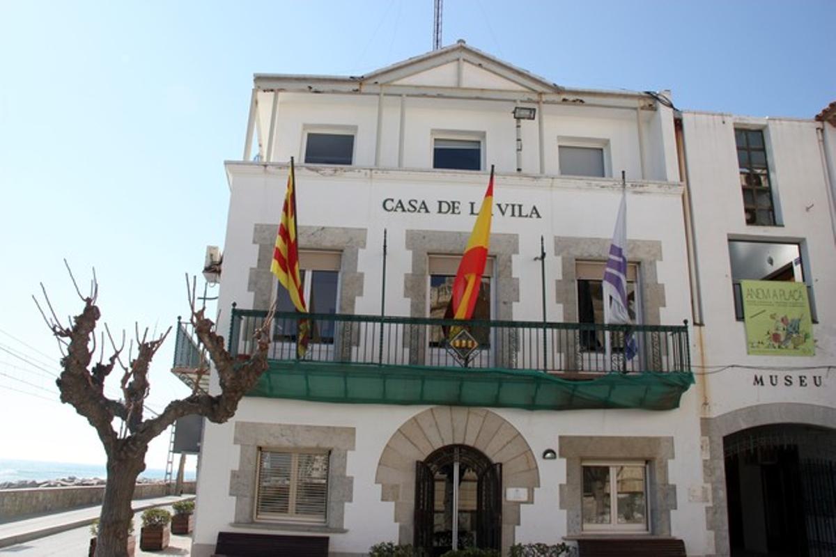 La façana de l’Ajuntament de Sant Pol de Mar, amb la bandera espanyola al centre del balcó.