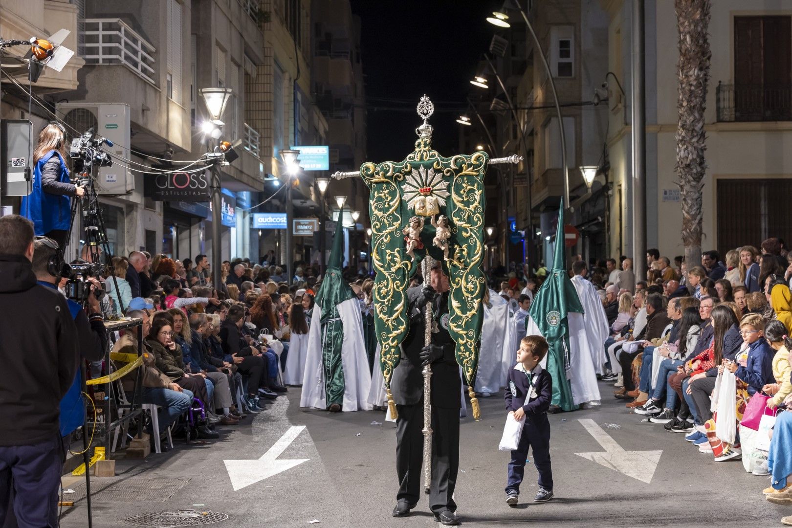 La procesión del Santo Entierro de Cristo del Viernes Santo en Torrevieja, en imágenes