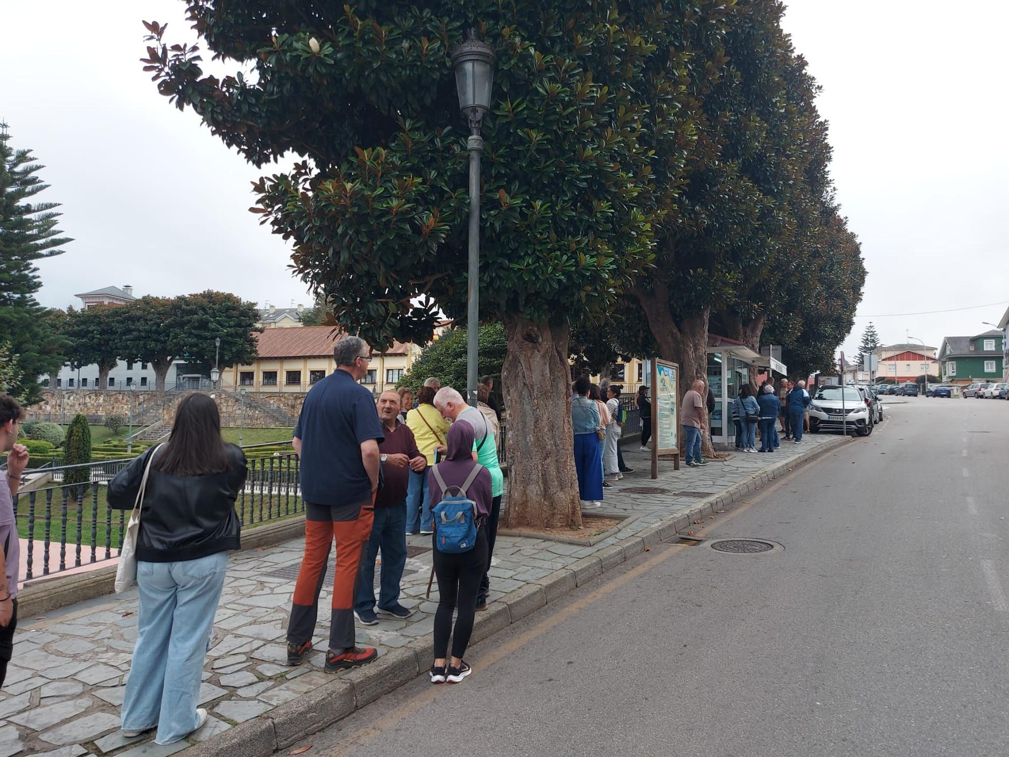 En imágenes: Colas en Puerto de Vega para conseguir una entrada para el partido de la Copa del Rey