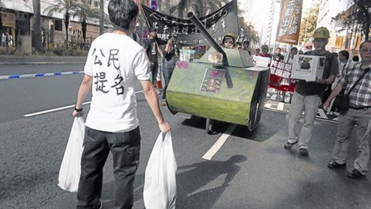 HONG KONG 3 Un hombre emula la icónica escena de la plaza Tiananmen, ayer.