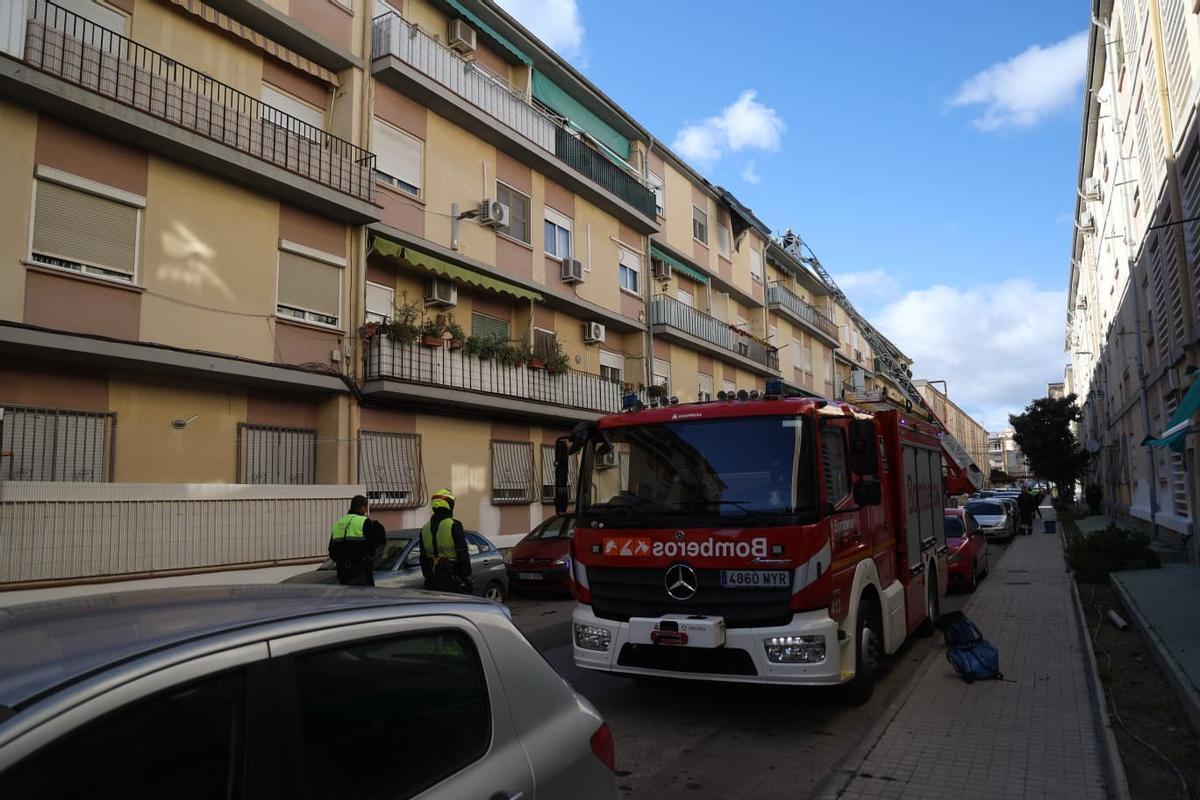 Revestimiento asfáltico para los tejados de un bloque de viviendas en Elda