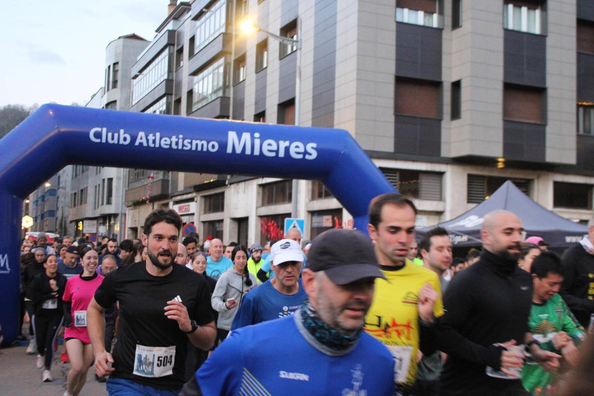 Todas las imágenes de la "San Silvestre" de Mieres: desde los más pequeños hasta los mayores, y con el "Grinch" siempre atento