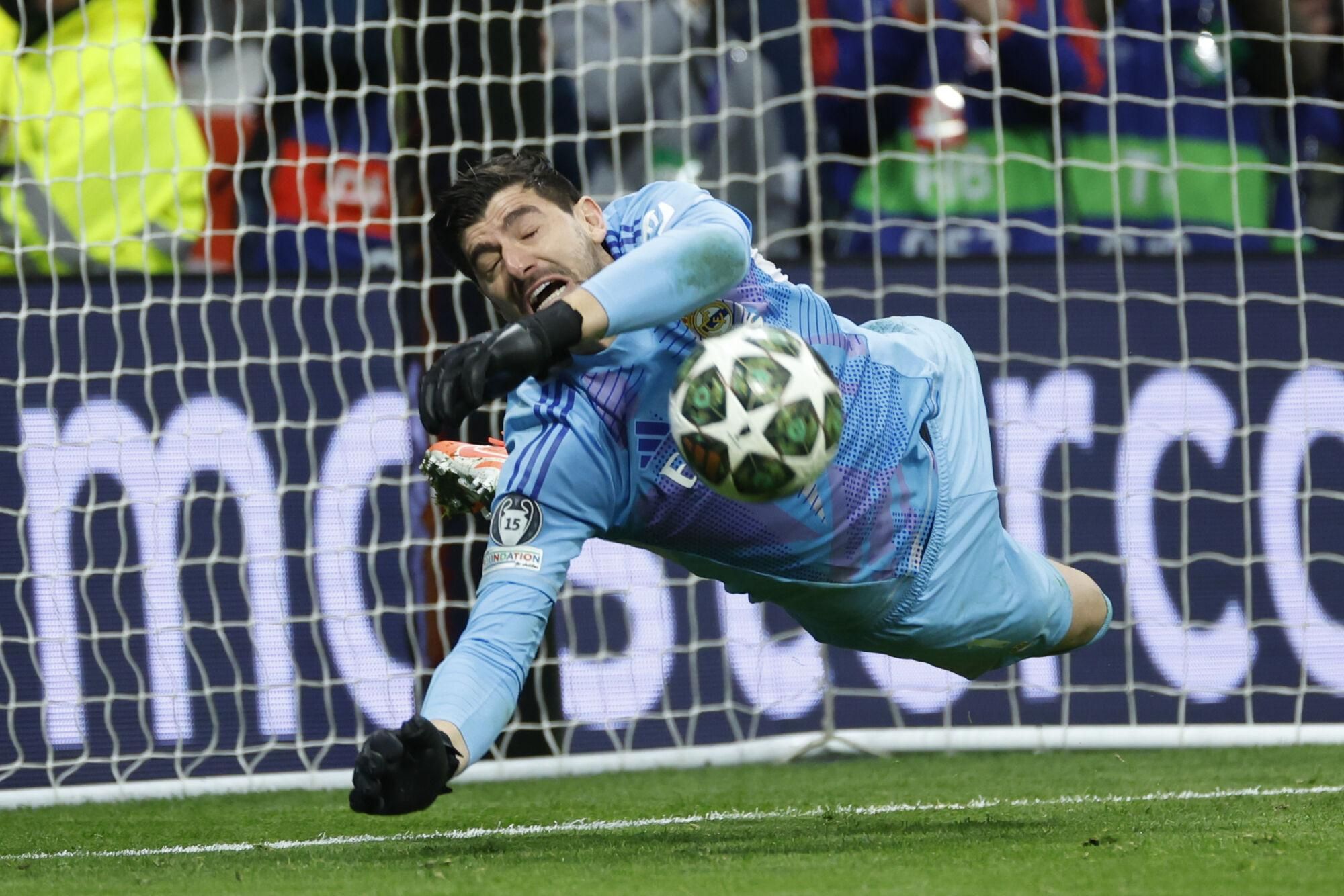 MADRID, 12703/2025.- El portero del Real Madrid, Thibaut Courtois, detiene un lanzamiento durante la tanda de penaltis del partido de vuelta de los octavos de final de la Liga de Campeones que Atlético de Madrid y Real Madrid han disputado este miércoles en el estadio Metropolitano. EFE/Juanjo Martín
